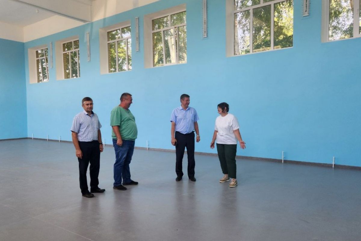 В Кутушинской школе продолжается ремонт спортивного зала