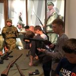 «Единая Россия» организовала экскурсию в Тульский музей оружия для семей участников СВО