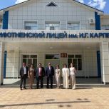 Партийный десант проверил ход ремонтных работ социально значимых объектов в Приютненском районе