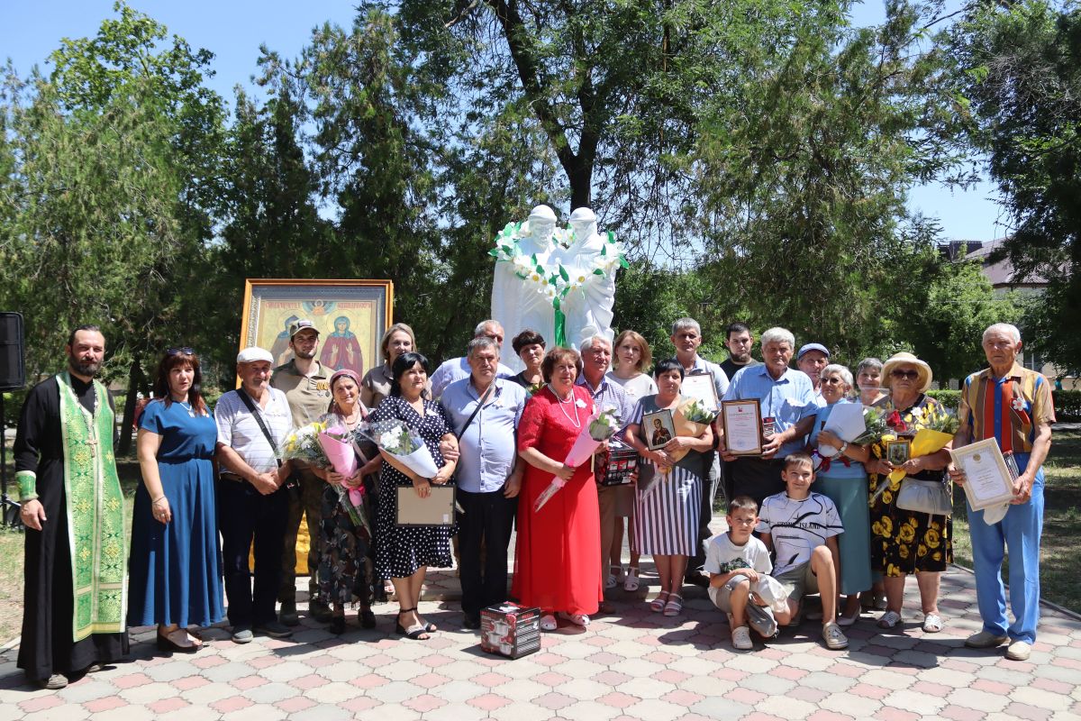 Парад семей, просветительские мероприятия, вручение ромашек и наград – «Единая Россия» поддержала торжества по случаю Дня семьи, любви и верности
