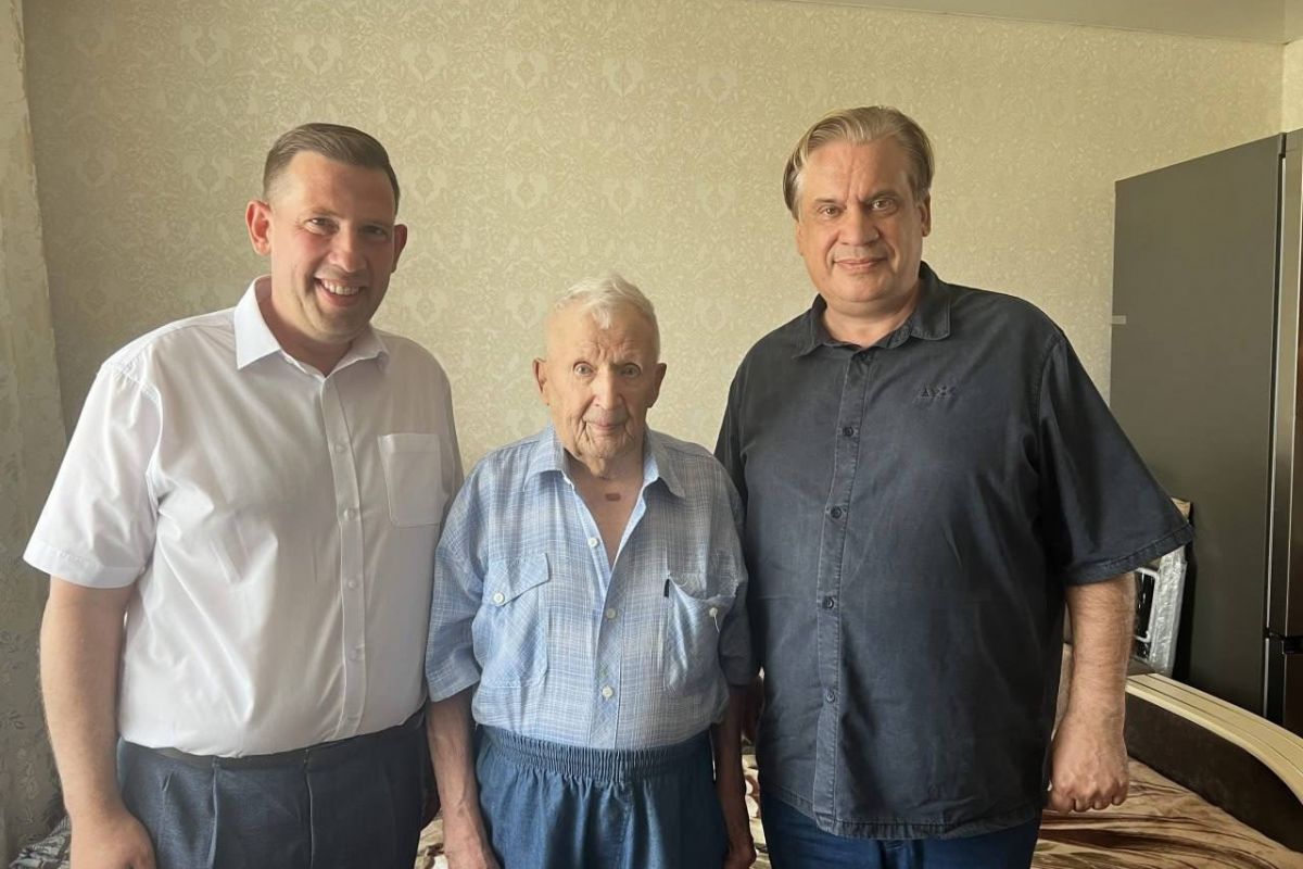 Алексей Зеленин поздравил ветерана Великой Отечественной войны со 105-летием