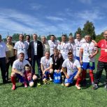 Евгений Старков передал команде Алапаевского ветеранского футбольного движения новую форму