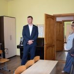 «Из этих стен выпускаются самые творческие сычевляне». Единороссы проверили отремонтированную по нацпроекту школу искусств в Сычевке