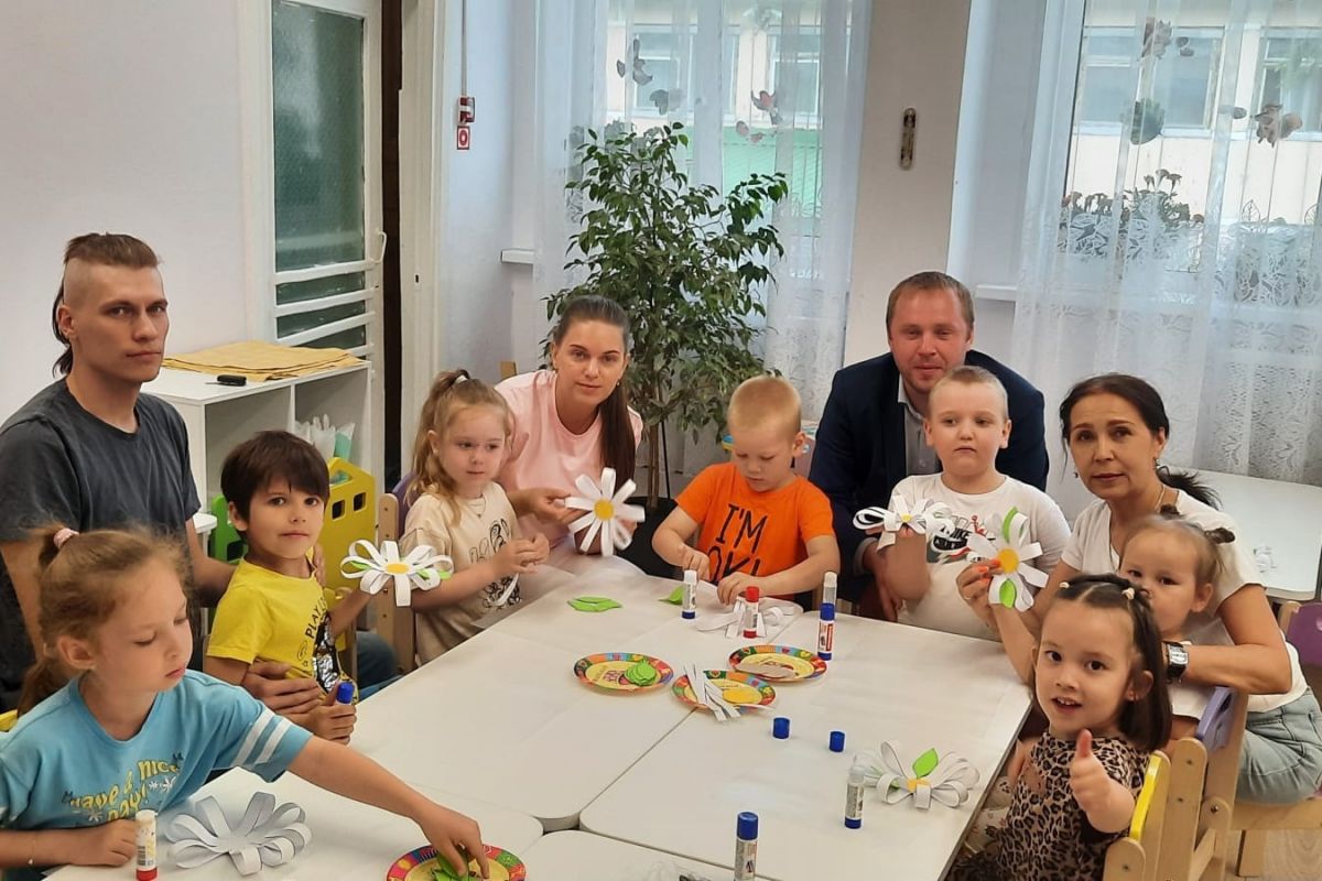 Ромашка как символ праздника – в Ноябрьске провели мастер-класс для детей и их родителей
