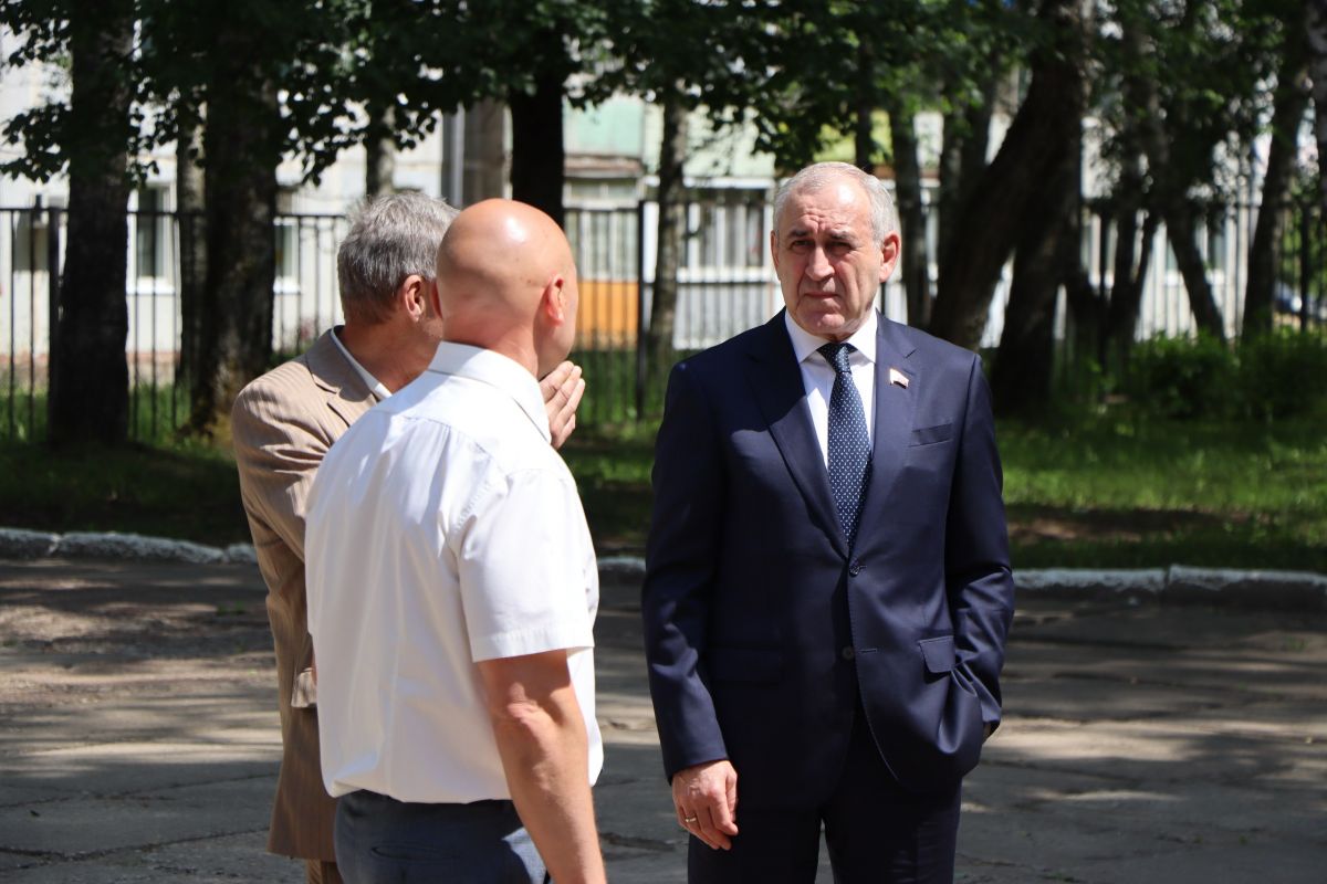 Депутат Госдумы от «Единой России» Сергей Неверов приобрёл для Рославльской школы новый линолеум