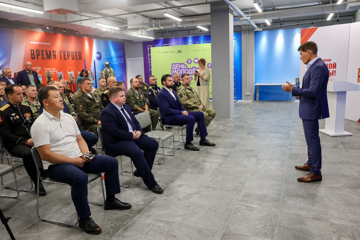 Олег Кожемяко встретился с финалистами кадровой программы «Герои Приморья»