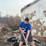 Волонтеры МГЕР очищают территорию сгоревшего ДНТ в Атамановке