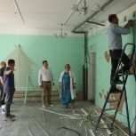 «Партийный десант» проверил ход капремонта в Новоталицком детском саду «Солнышко»