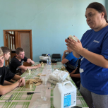 Zа Победу: В Антраците для подростков провели мастер-класс по изготовлению окопных свечей и наборов «сухого душа»