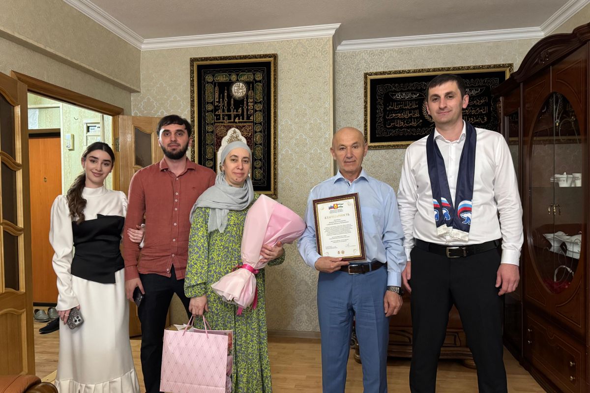 В Магасе в честь Дня семьи, любви и верности депутат Городского совета, заместитель председателя Ислам Гандалоев поздравил семейную пару —  Дзаитова Муссу Мухтаровича и его супругу Дзаитову Джамилию Магомедовну