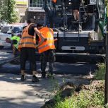 На автодороге по улице Комсомольской укладывают выравнивающий слой асфальта