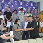 Полку единороссов прибыло: сотрудникам мариупольского энергетического предприятия вручили партбилеты «Единой России»