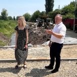 Благоустройство сквера, обустройство детской площадки и площадки под остановочные павильоны – партийный десант следит за ходом работ