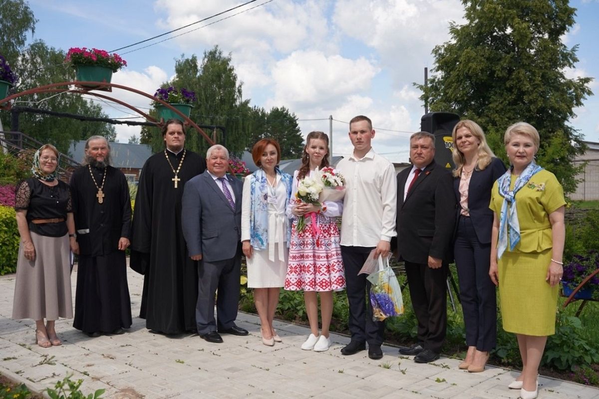 В День семьи, любви и верности Пётр Фомин и Елена Дербилова встретились с молодожёнами, «золотыми» и «изумрудными» юбилярами Малопургинского района