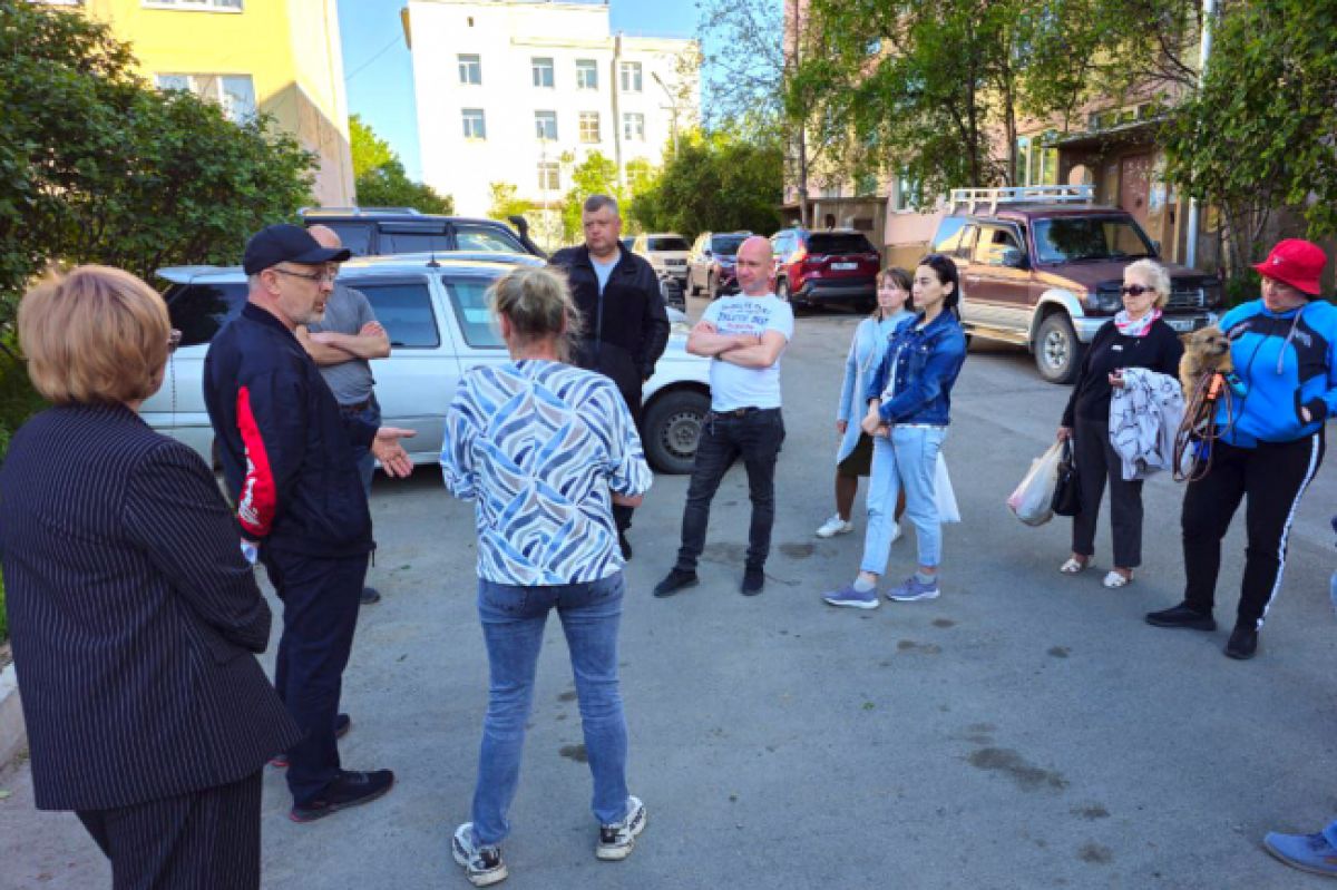 Игорь Розинов обсудил с жителями благоустройство дворов на проспекте Карла Маркса