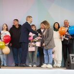 Владислав Кузнецов вручил медали «За любовь и верность» семьям Чукотки