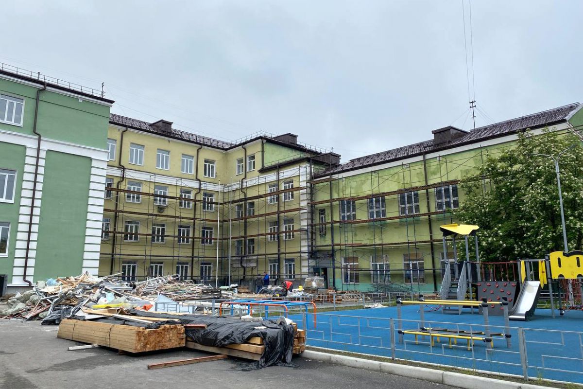 «Партийный десант» проверил ход капитального ремонта мурманской гимназии