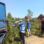 Волонтеры «Единой России» устраняют последствия урагана в великолукской деревне Полибино