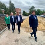 Единороссы проверили ход работ в сквере, расположенном рядом с административным зданием Старожиловского района