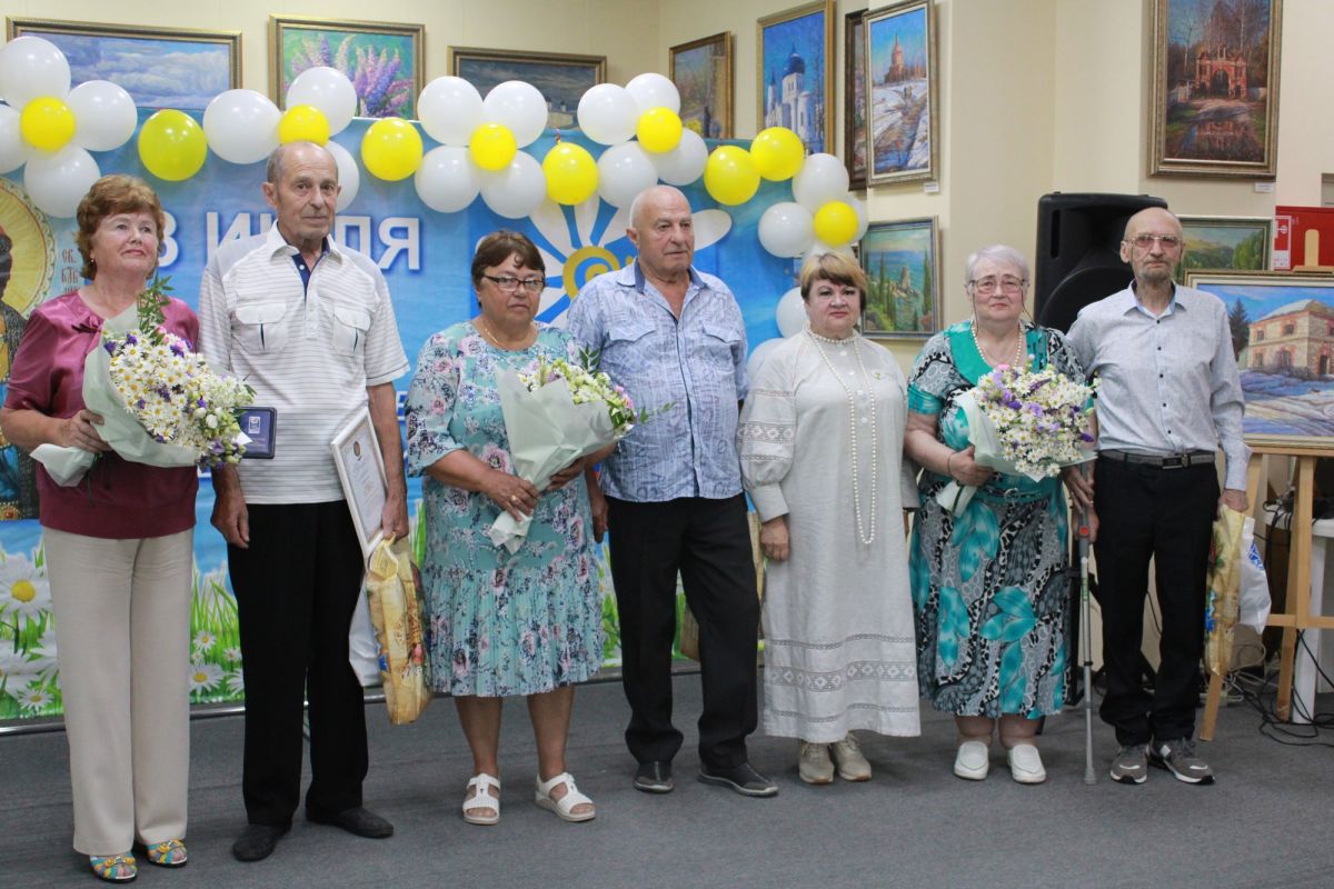 Галина Алёшина поздравила плавчан с Днём семьи, любви и верности