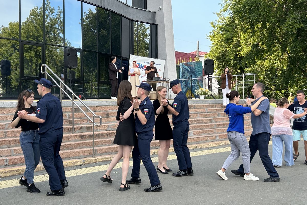 В Металлургическом районе Челябинска прошел «Вальс цветов» – праздник семьи, любви и верности