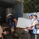 Активисты Молодой Гвардии Единой России помогают жителям частично обрушившегося дома забрать уцелевшее имущество