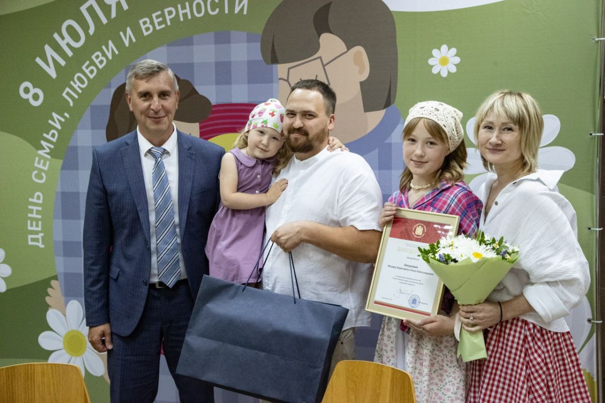 Депутаты Законодательного Собрания поздравили семьи с Днем семьи, любви и верности