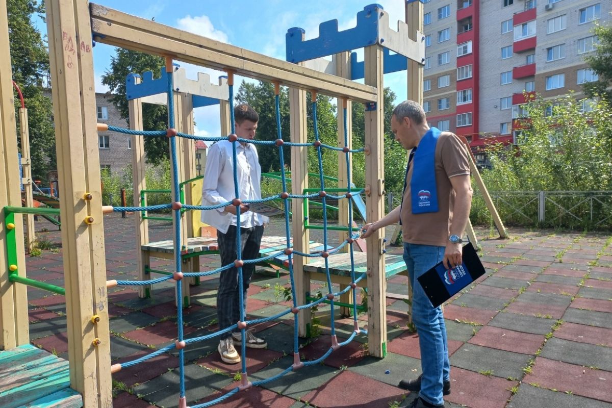 В Великих Луках общественники проверили состояние детских и спортивных площадок