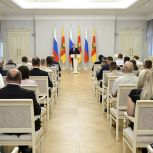 В День семьи, любви и верности Губернатор Игорь Руденя вручил государственные и региональные награды многодетным родителям Верхневолжья