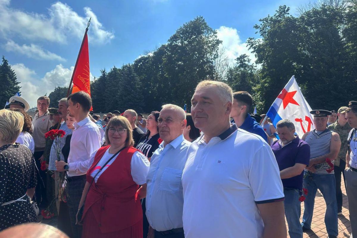 Партийцы, молодогвардейцы  возложили цветы к памятнику погибшему экипажу АПРК «Курск»