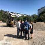 Мониторинговая группа оценила ход строительства спортплощадки в областном центре