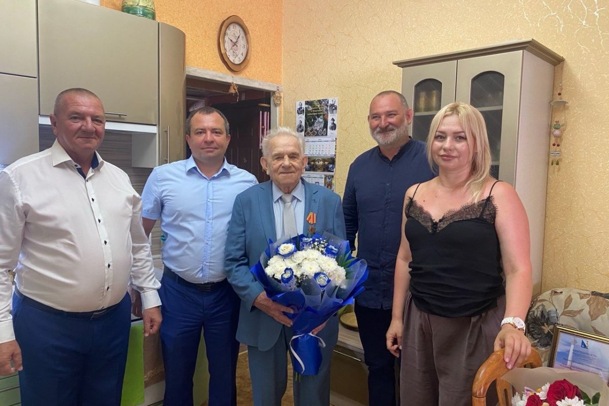 Партийцы поздравили ветерана Михаила Латоху со 100-летним юбилеем