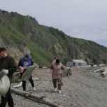 При поддержке «Единой России» провели субботник на побережье Охотского моря в Магаданской области