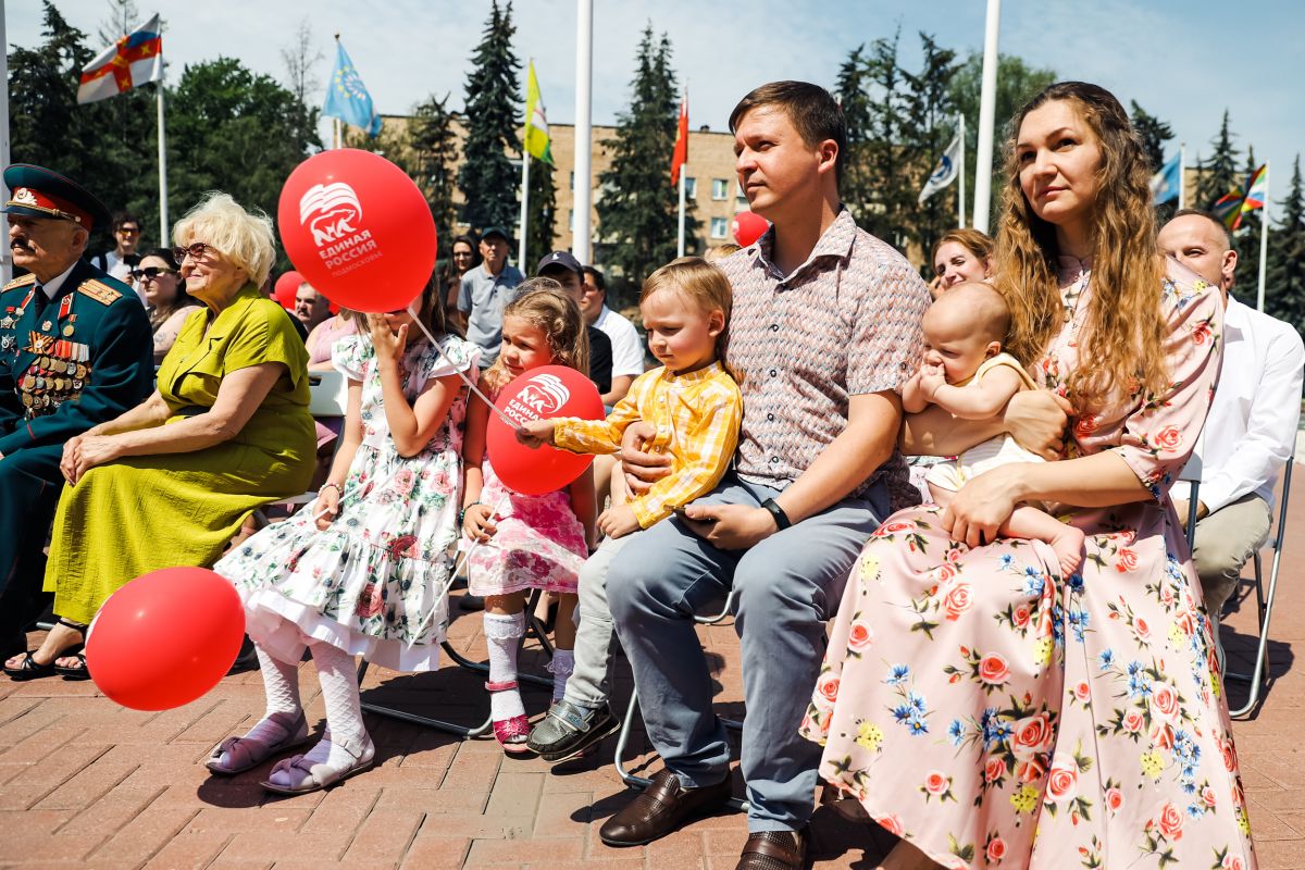 «Единая Россия» поздравила жителей регионов с Днём семьи, любви и верности