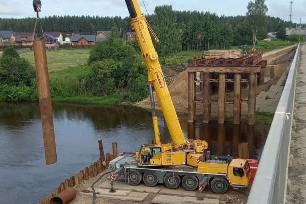 Подрядчик возводит объездной мост через реку Вель