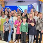 «Внести свою частичку в большое народное дело»: пьедестал памятника «Защитник Отечества» наполняется керамическими бутонами