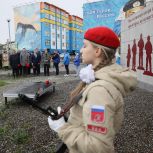 Единороссы вместе с жителями и гостями Анадыря возложили живые цветы к стеле памяти защитников Отечества