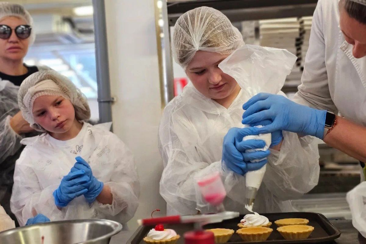«Единая Россия» организовала экскурсию в кондитерские цеха для семей участников СВО
