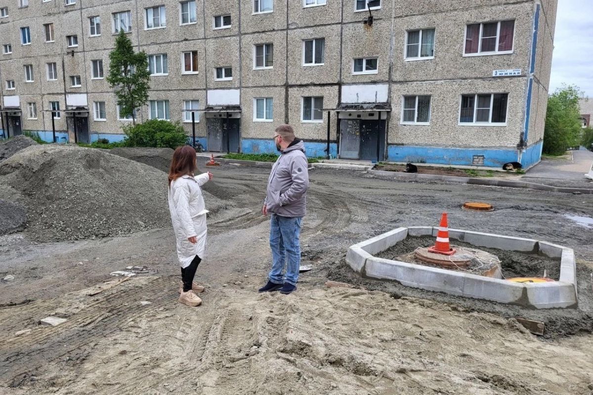Оленегорские партийцы проверили ход благоустройства дворовых территорий