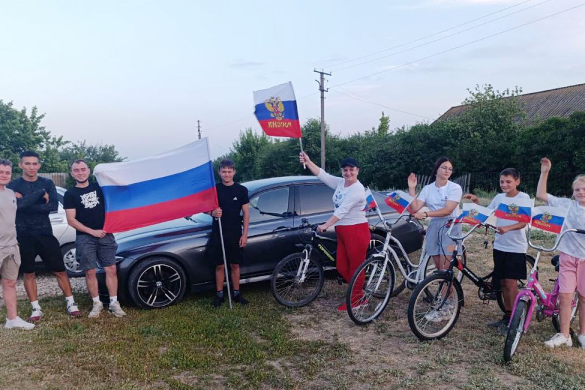 В Краснопартизанском районе дети проехали по улицам села под флагами России