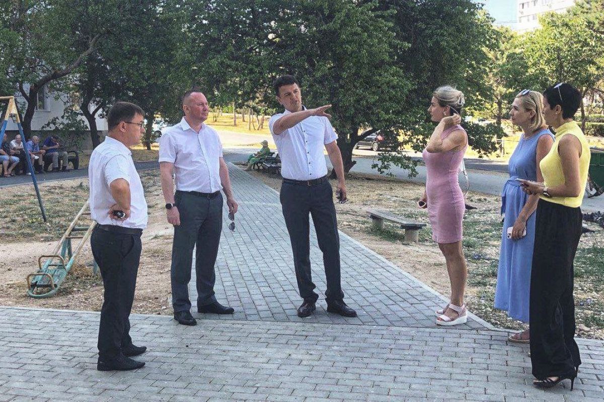 Партийцы «Единой России» проверили безопасность детской площадки на проспекте Генерала Острякова