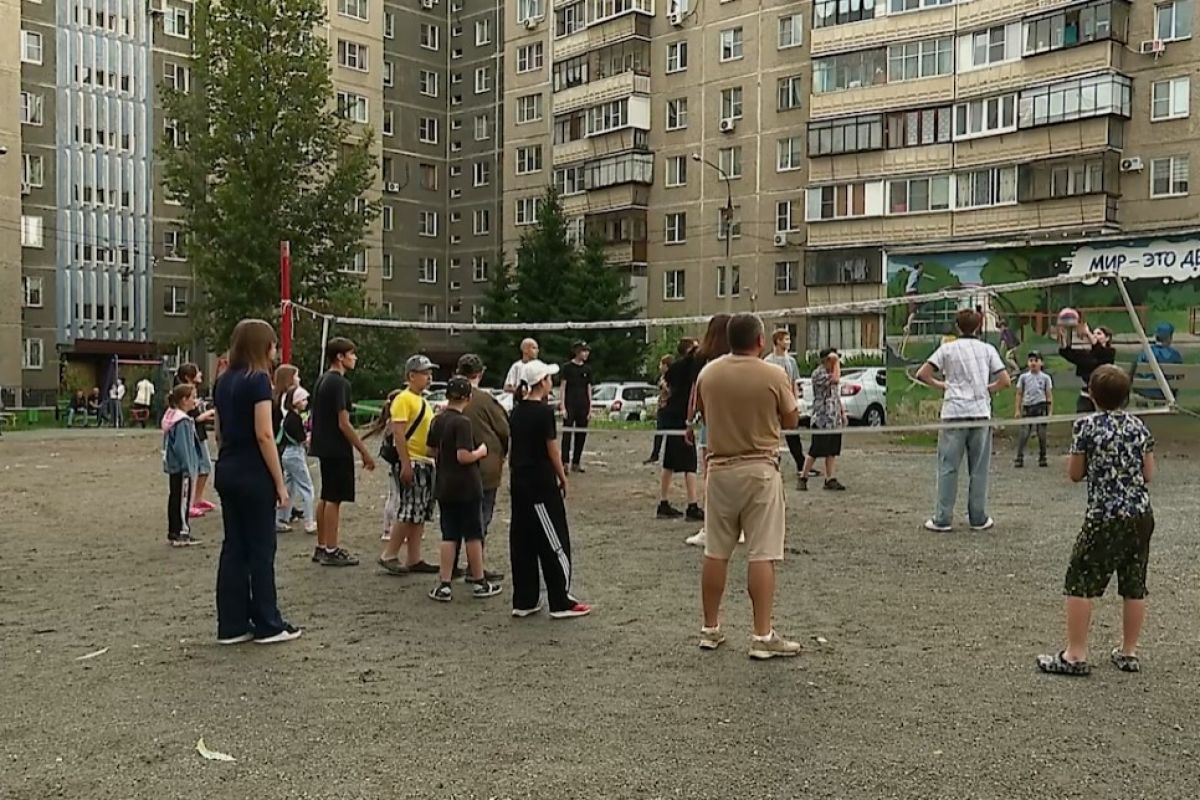 Челябинцы организовали секцию по волейболу во дворе