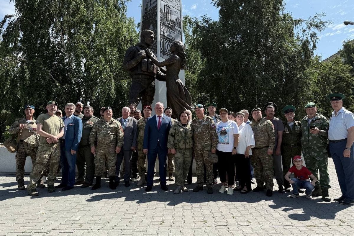 Депутат Челябинской городской Думы возложил цветы к памятнику Воинам-интернационалистам