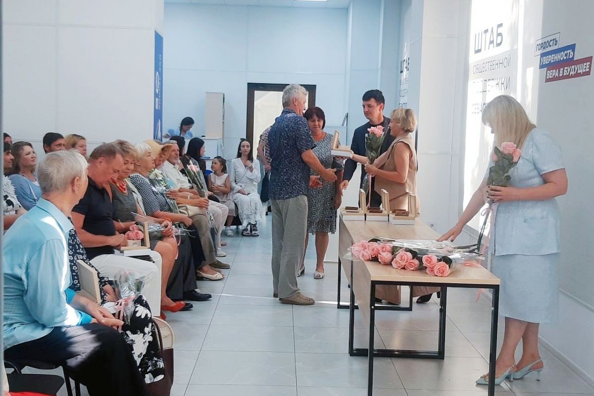 Супружеским парам Ленинского района вручили медали «Севастопольская семья»