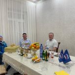 В преддверии Дня семьи, любви и верности секретарь местного отделения партии «Единая Россия» в Малгобекском районе Корейш Гулиев организовал сердечную встречу с семьей Льяновых