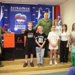 Сенатор Дарья Лантратова вручила самокаты детям участников СВО