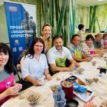 Более двух тысяч петербуржцев приняли участие в мастер-классах по изготовлению керамических бутонов для пьедестала скульптуры «Защитник Отечества»