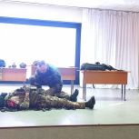 В кузбасском Калтане «Единая Россия» провела для школьников мастер-класс по тактической медицине