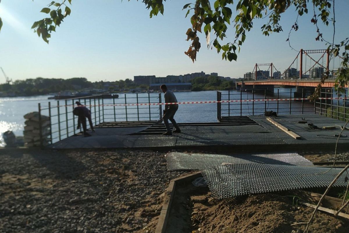 У Соломбальского моста на набережной в Архангельске ведут монтаж смотровой площадки и спуска к реке