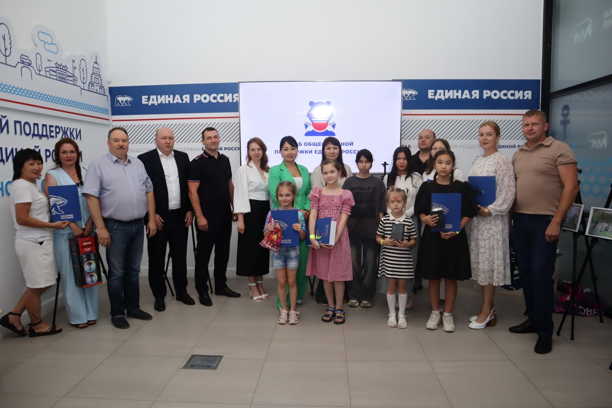 В Штабе общественной поддержки прошло награждение победителей конкурсов «Безопасные дороги глазами детей» и «Уголки дорожной безопасности» в Астраханской области